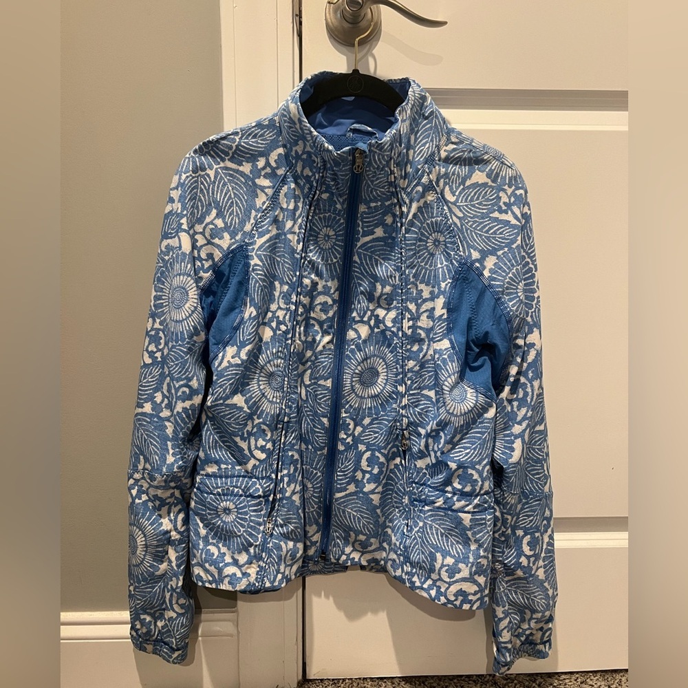 🏷️ Lululemon Run Travel To Track Jacket Beachy Floral White Porcelain Size 4